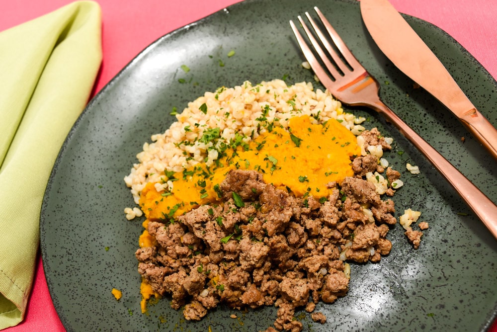 Carne moída, arroz integral e purê de abóbora assada