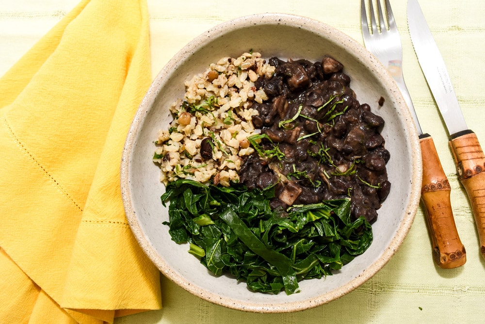 Feijoada vegana, arroz 7 grãos e couve refogada