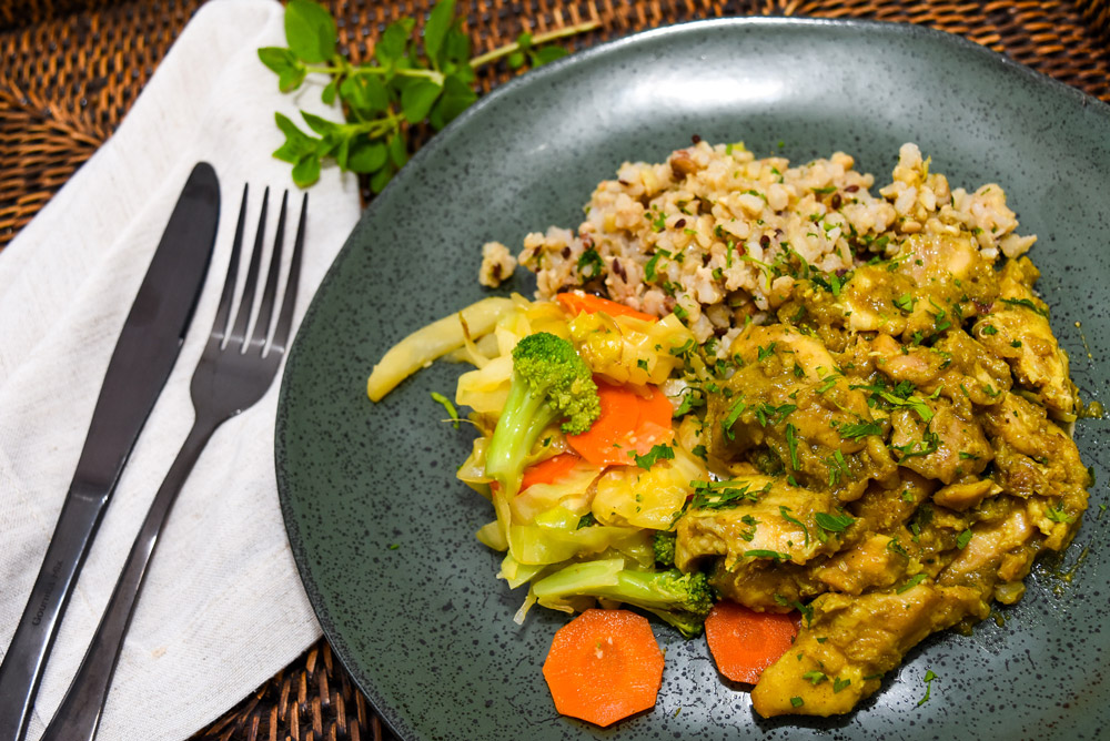 Frango ao molho curry, arroz 7 grãos e legumes orientais