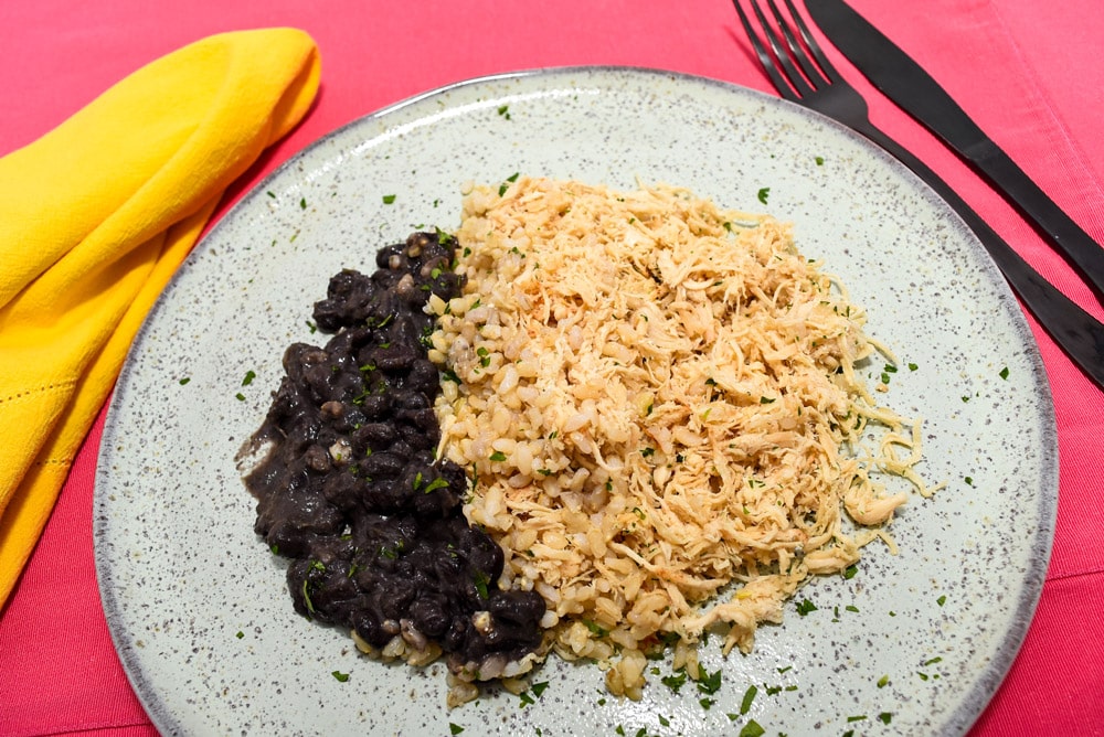 Frango desfiado, arroz integral e feijão preto