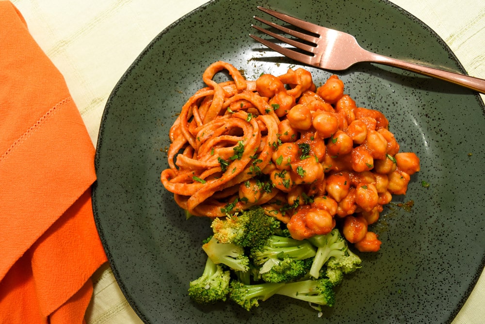 Grão de bico com molho de tomate rústico, massa integral e brócolis