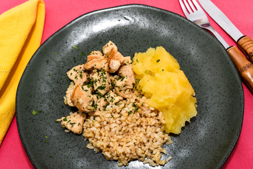 Isca de frango, arroz integral e mandioca cremosa