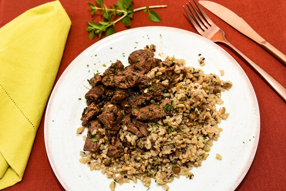 Iscas de filet mignon com cebola tostada e arroz 7 grãos