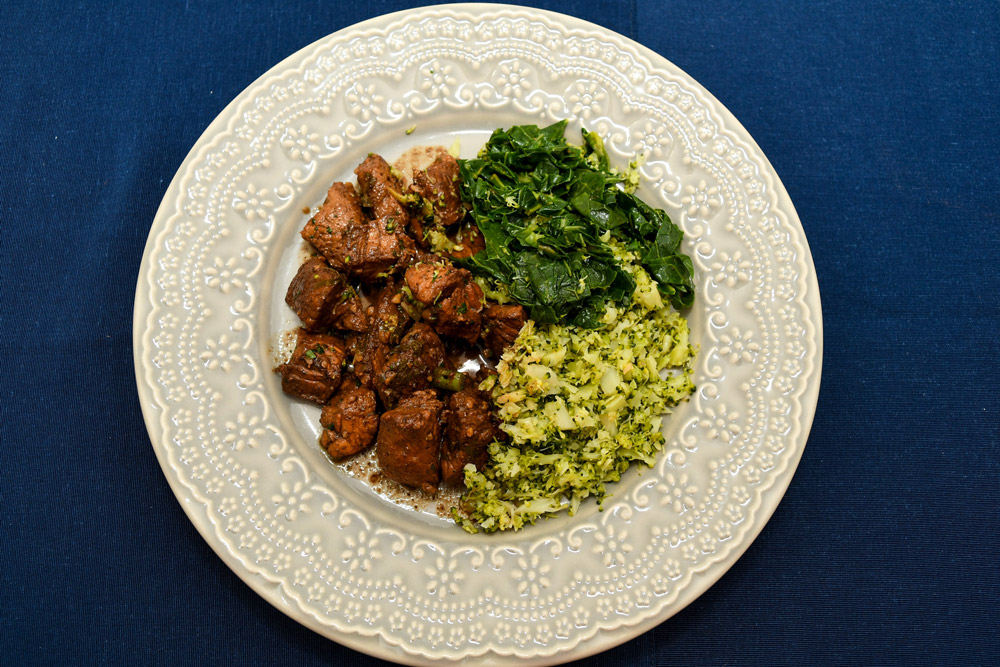 Iscas de mignon suíno, arroz de brócolis e couve refogada