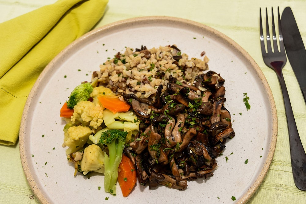 Mix de cogumelos com cebola tostada, arroz 7 grãos e legumes orientais