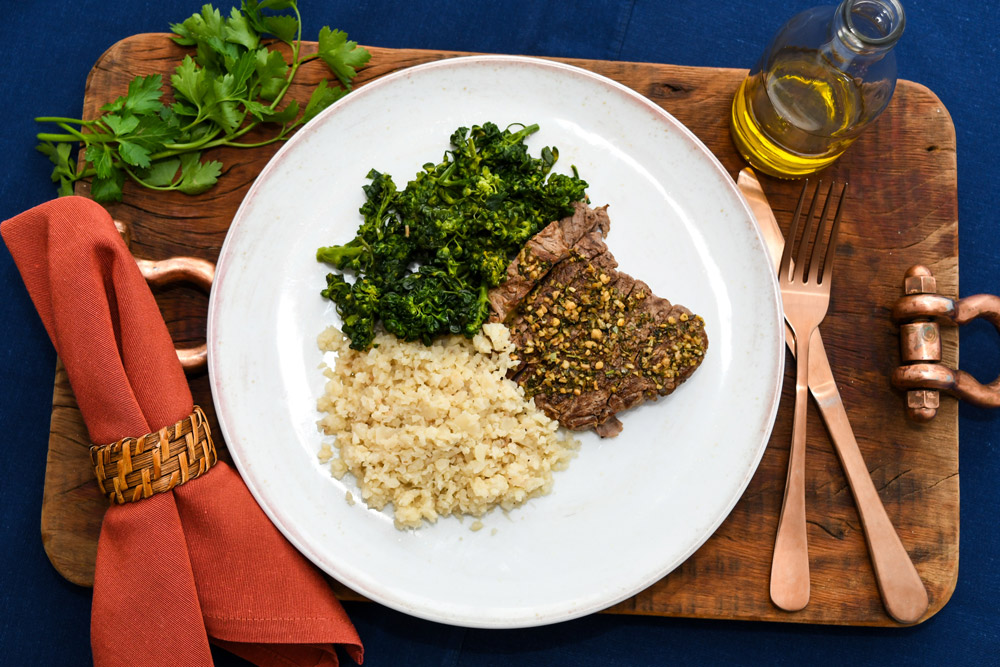 Paillard de filet mignon com chimichurri acompanhado de arroz de couve flor e brócolis