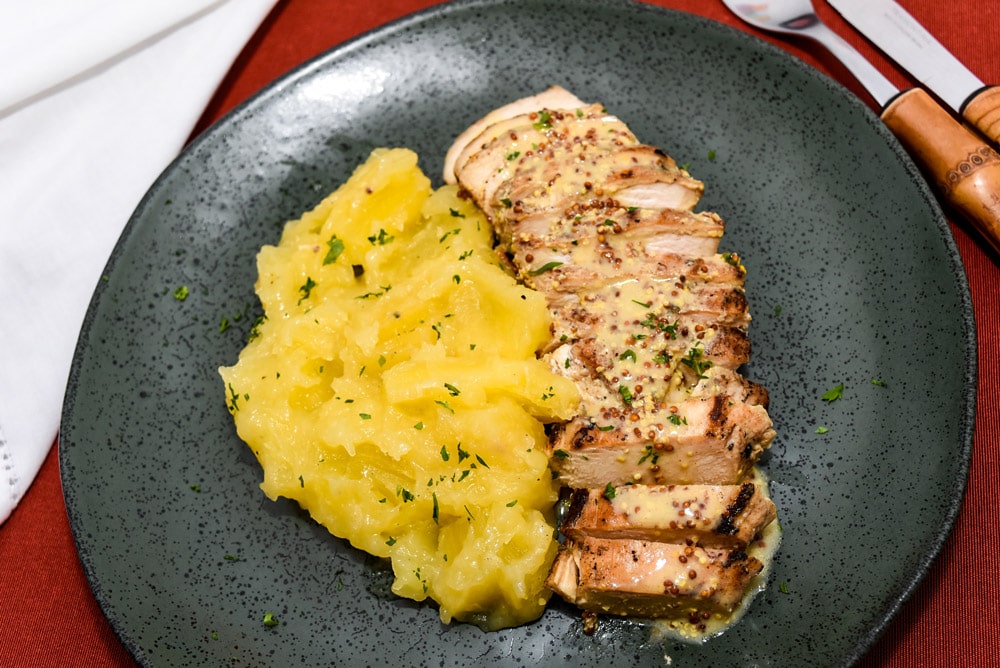 Peito de frango com molho de mostarda Dijon e mandioca cremosa