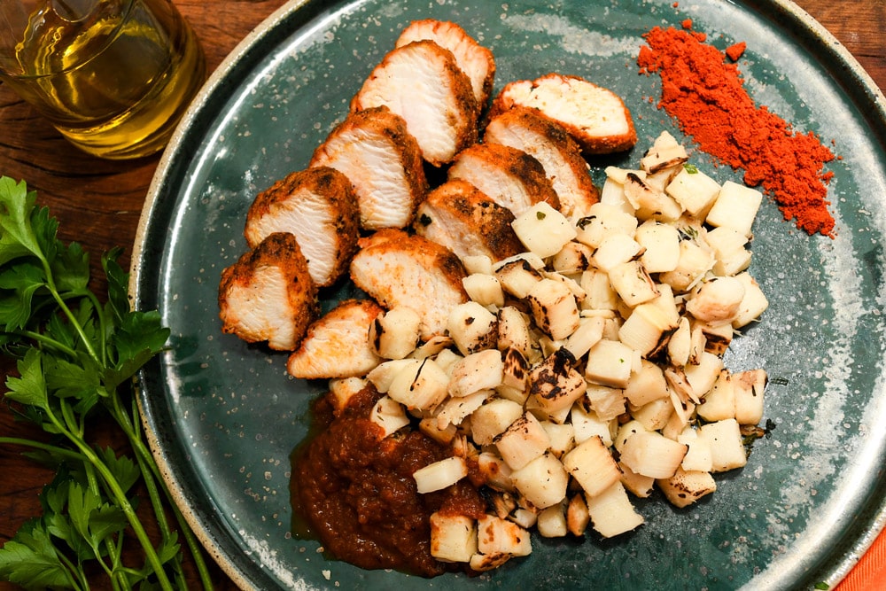 Peito de frango com páprica e palmito com tomate e ervas frescas