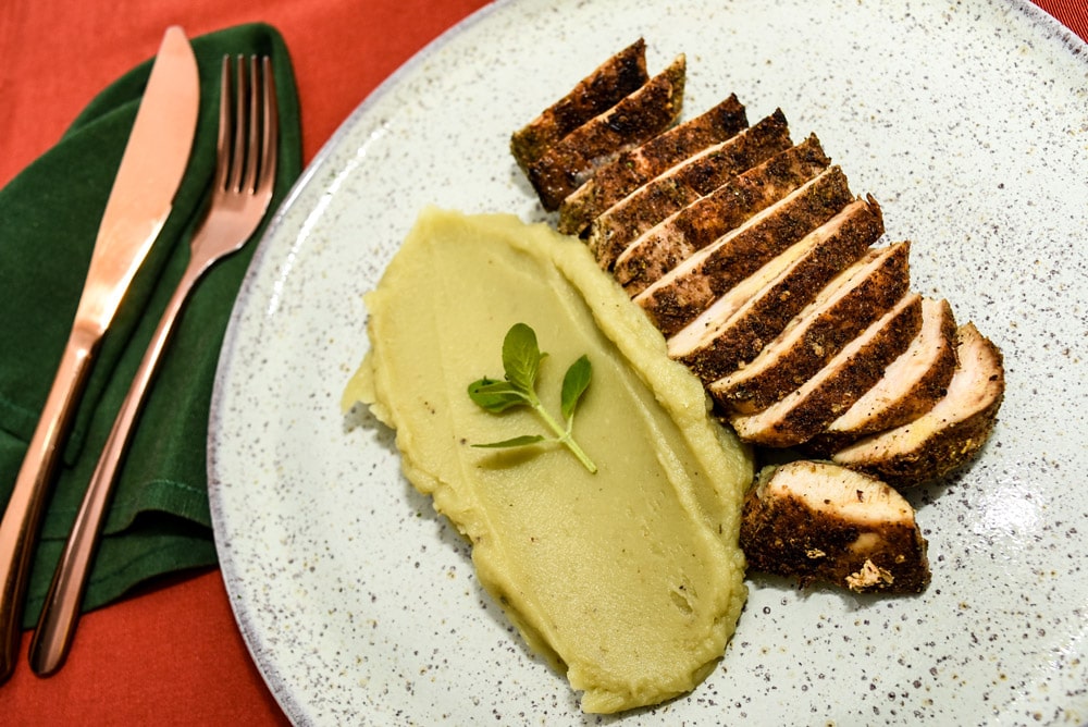 Peito de frango grelhado com especiarias secas e purê de batata doce