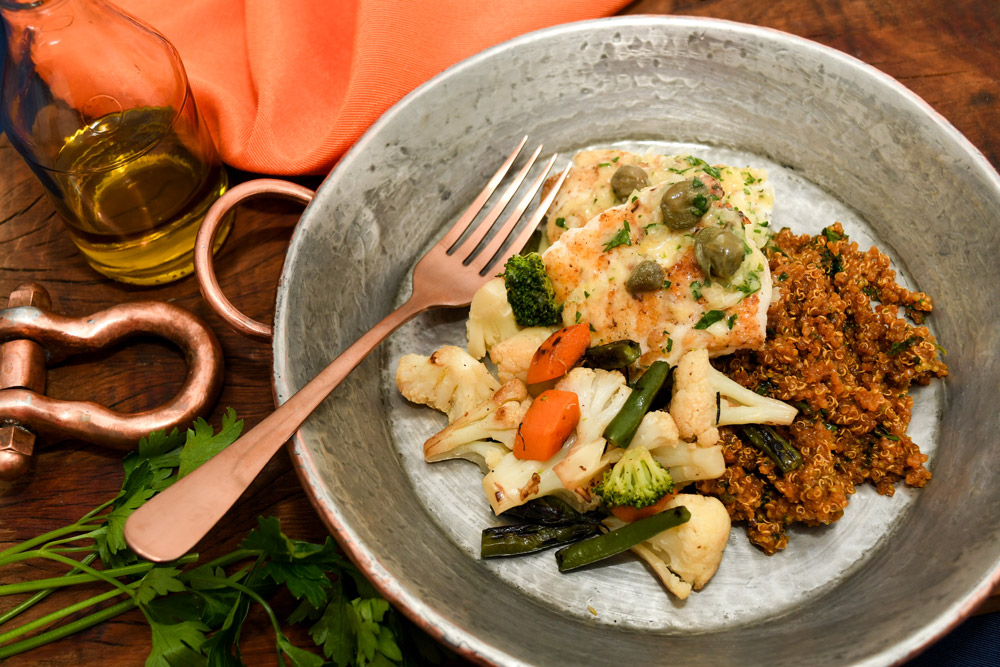 Peixe branco grelhado com molho de alcaparras, paella de quinoa e mix de legumes