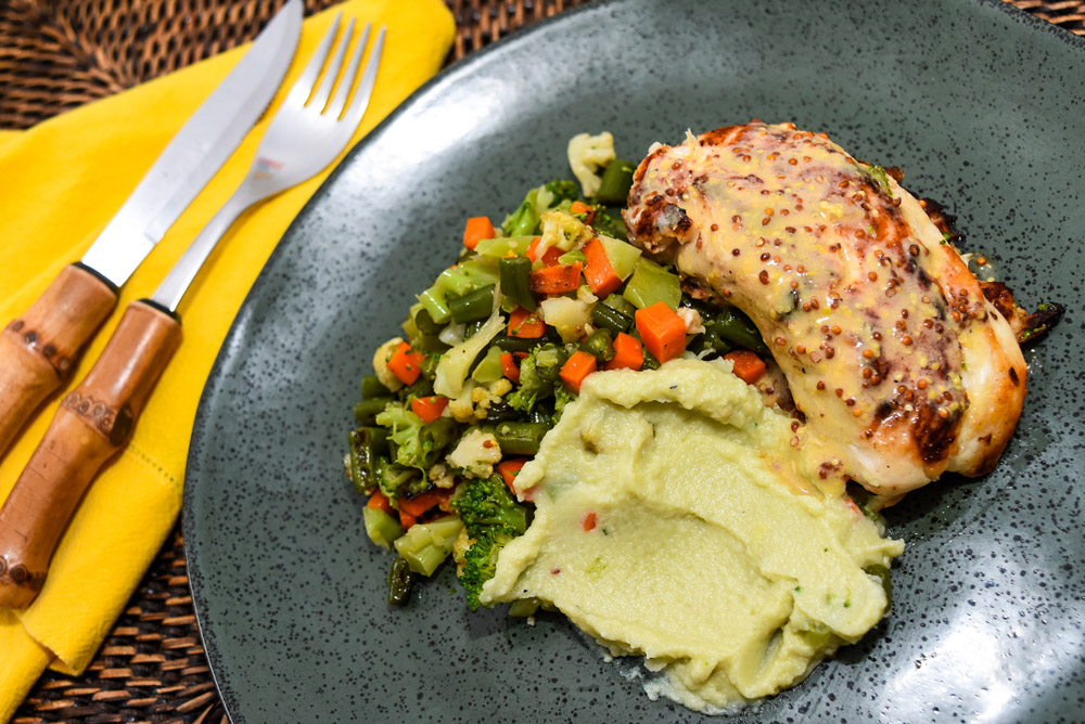 Peixe grelhado com molho de mostarda Dijon, purê de couve flor e jardineira de legumes