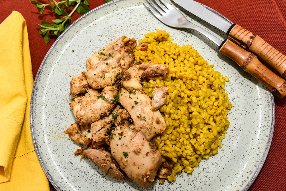 Sobrecoxa desossada e arroz integral com pequi